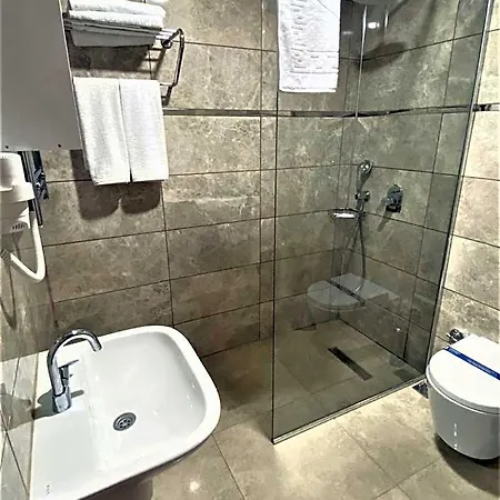 Zuemruet Hotel *